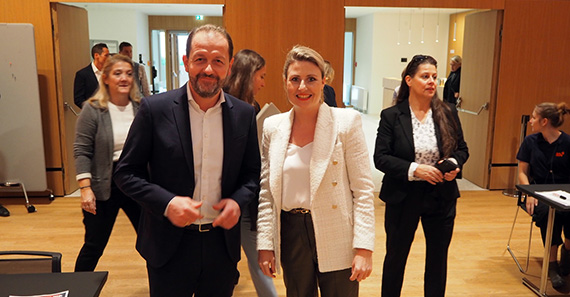 Familienbundpräsident Bernhard Baier mit Bundesministerin Susanne Raab