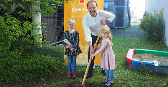 Familienbund Präsident Baier mit Kindern beim Vergraben der Zeitkapsel