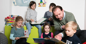 Bernhard Baier liest seinen kindern vor