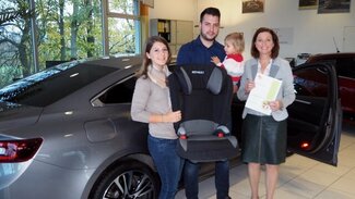 Familie Immler mit Obfrau Schmidt im Autohaus