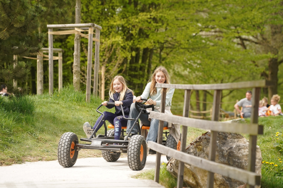 Kidder auf Gokart im Time Out Park