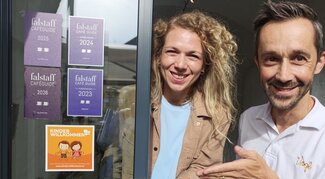 Johanna Jachs und Andreas Dinböck beim Anbringen des Aufklebers