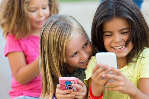 Gruppe von Kindern mit Smartphones
