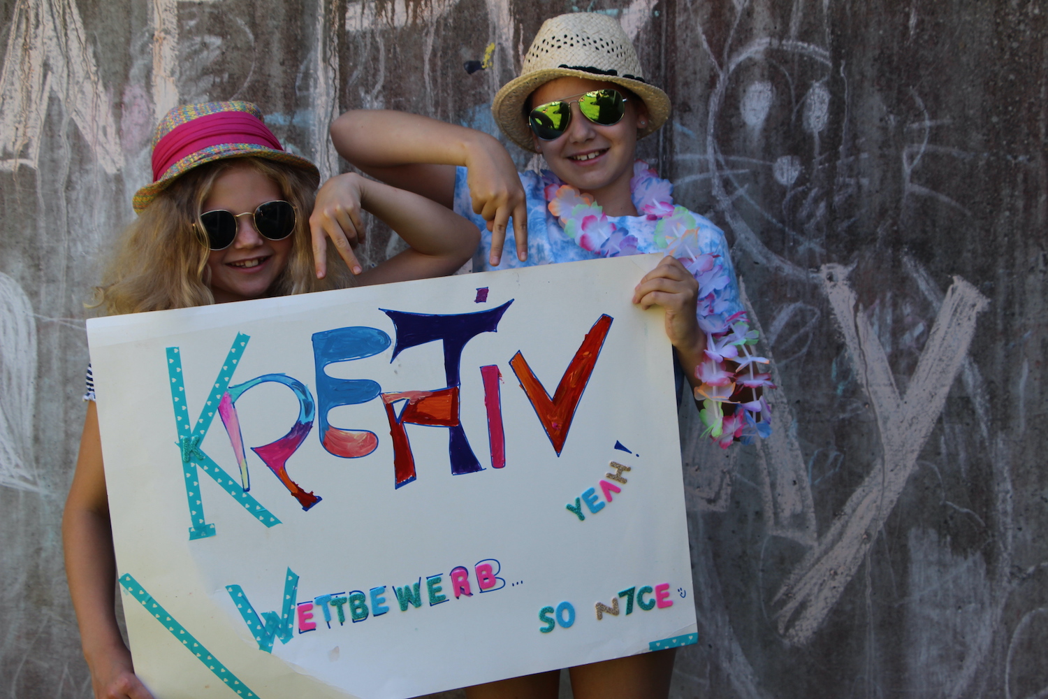 Kinder mit Plakat Kreativwettbewerb