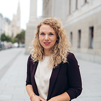 Familienbund-Präsidentin Johanna Jachs vor dem Parlament