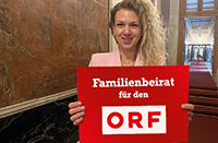 Johanna Jachs mit Schild "Familienbeirat für den ORF"