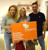 Familienbund-Präsidentin Johanna Jachs beim Palatschinken wenden